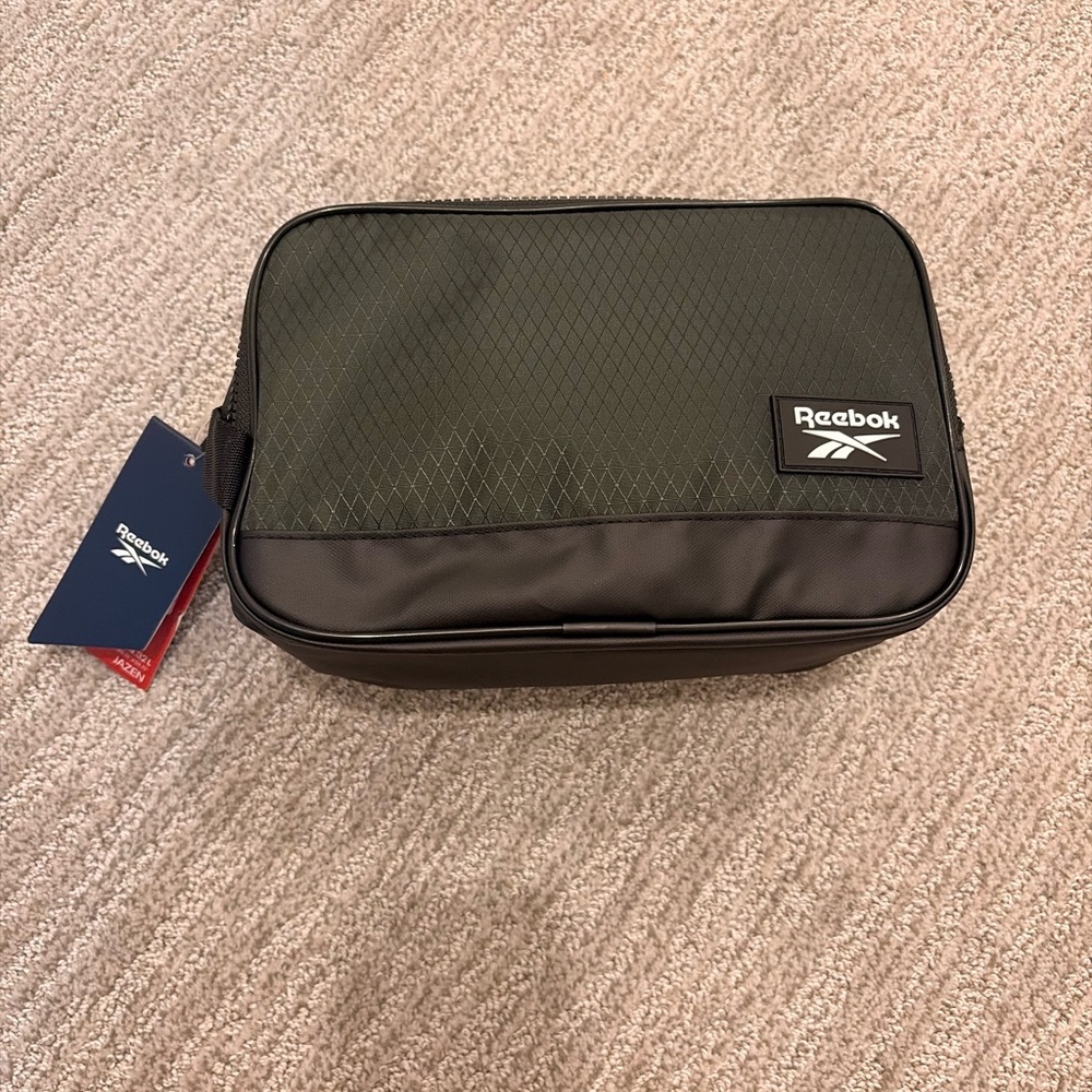 NWT Reebok Dual-Tone Toiletry Bag in forest green (forest night)